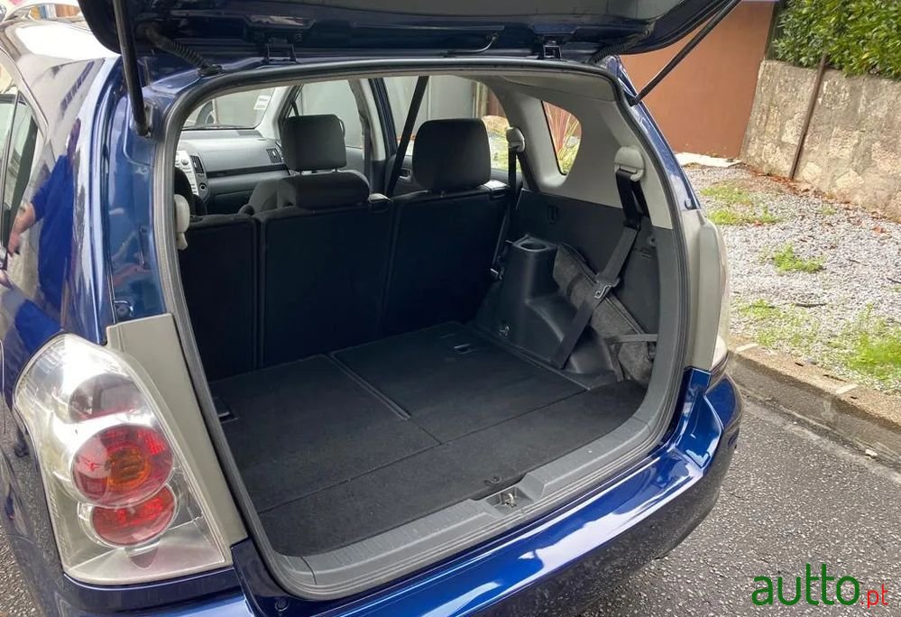 2005' Toyota Corolla Verso photo #5