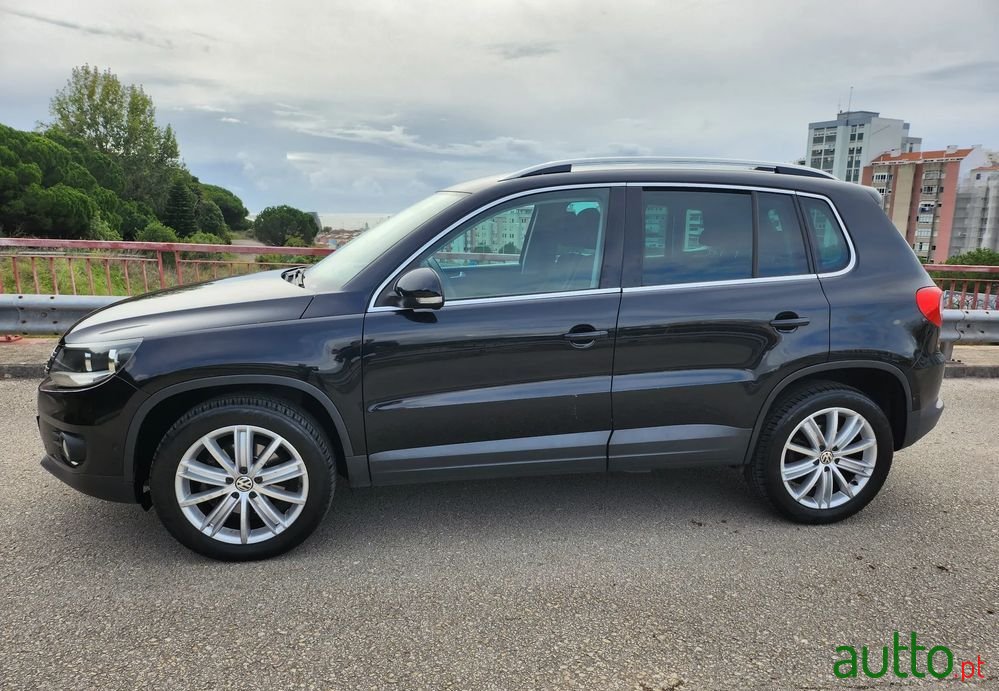 2012' Volkswagen Tiguan photo #3