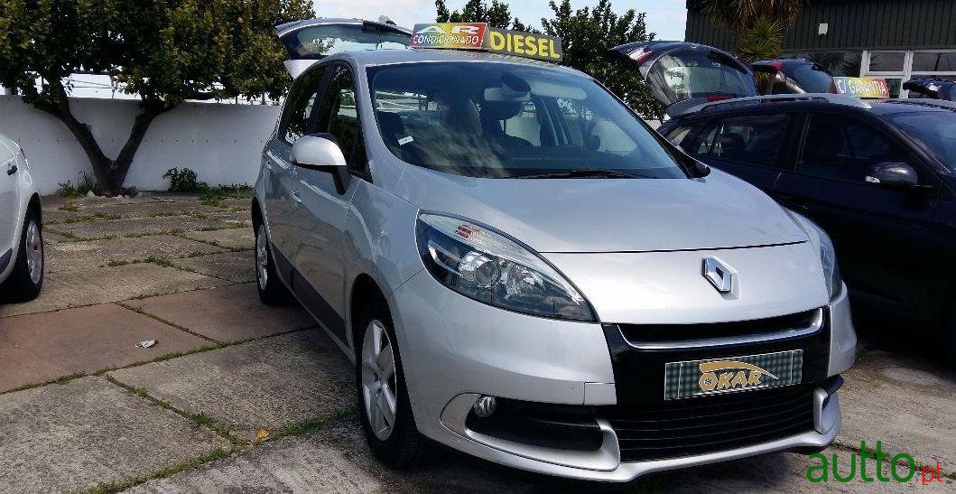2012' Renault Scenic Dynamique S photo #2